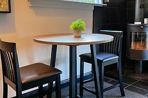 Modern Entertainment Getaway Off Sacramento River!