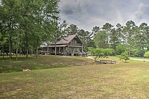 Guntersville Cabin w/ Fire Pit & Covered Porch
