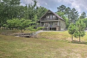 Guntersville Cabin w/ Fire Pit & Covered Porch