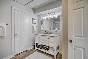 Pet-friendly Cottage, 3 Blocks to Main St!