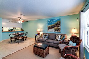 Destin Townhome w/ Balcony - Walk to the Beach!