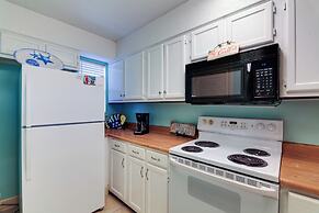 Destin Townhome w/ Balcony - Walk to the Beach!