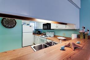 Destin Townhome w/ Balcony - Walk to the Beach!