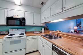 Destin Townhome w/ Balcony - Walk to the Beach!