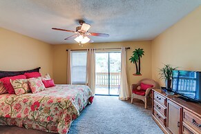 Destin Townhome w/ Balcony - Walk to the Beach!