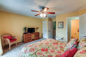Destin Townhome w/ Balcony - Walk to the Beach!