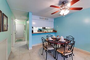 Destin Townhome w/ Balcony - Walk to the Beach!