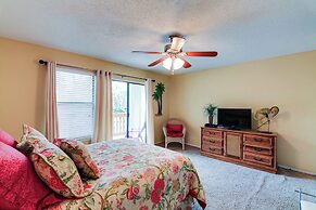 Destin Townhome w/ Balcony - Walk to the Beach!