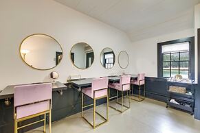 Quaint Winesburg Cottage w/ Porch & Pond!