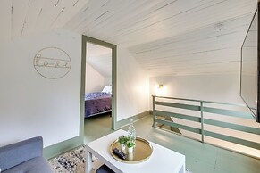 Quaint Winesburg Cottage w/ Porch & Pond!