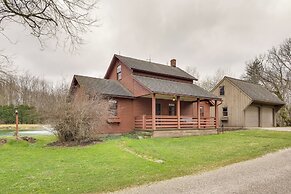 Quaint Winesburg Cottage w/ Porch & Pond!