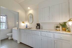 Quaint Winesburg Cottage w/ Porch & Pond!