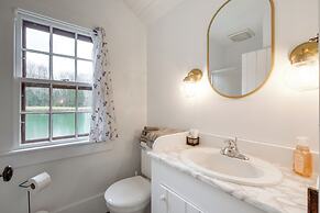 Quaint Winesburg Cottage w/ Porch & Pond!