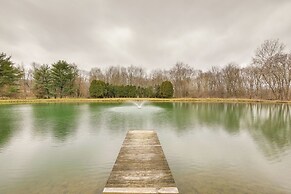 Quaint Winesburg Cottage w/ Porch & Pond!