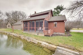 Quaint Winesburg Cottage w/ Porch & Pond!