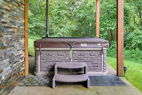 Rustic Cabin w/ Hot Tub - 7 Miles to Hocking Hills