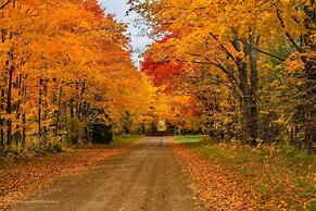 Rustic Cabin w/ Hot Tub - 7 Miles to Hocking Hills
