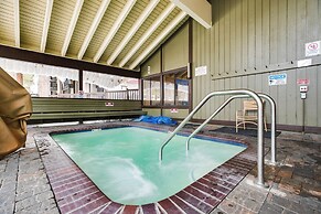 Mammoth Lakes Condo ~ 5 Mi to Mammoth Mtn!