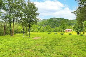 'creekside Hideaway' w/ Fire Pit + Creek Access!