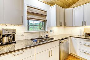 'creekside Hideaway' w/ Fire Pit + Creek Access!