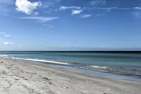 Indian Shores Townhome w/ Pool Access & Kayaks!