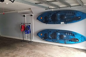 Indian Shores Townhome w/ Pool Access & Kayaks!