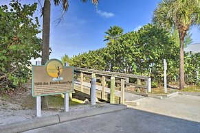 Indian Shores Townhome w/ Pool Access & Kayaks!