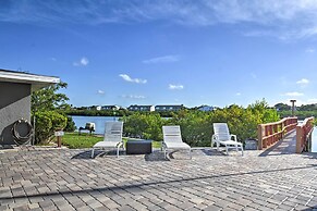 Indian Shores Townhome w/ Pool Access & Kayaks!