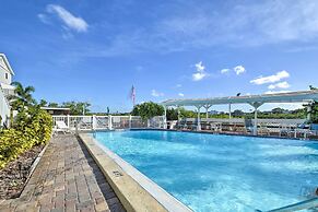 Indian Shores Townhome w/ Pool Access & Kayaks!