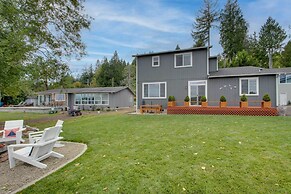Waterfront Allyn Home With Fire Pit + 2 Kayaks!