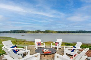 Waterfront Allyn Home With Fire Pit + 2 Kayaks!