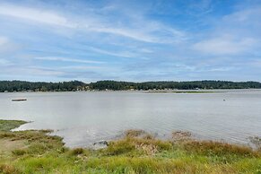 Waterfront Allyn Home With Fire Pit + 2 Kayaks!