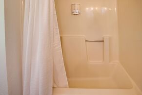 Cozy Coeur D'alene Getaway w/ Fire Pit, Near Dtwn