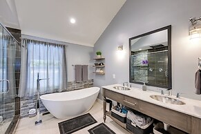 Beautiful Franklin Home w/ Bunkhouse & Hot Tub!
