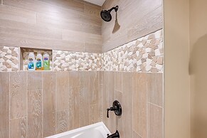 Beautiful Franklin Home w/ Bunkhouse & Hot Tub!