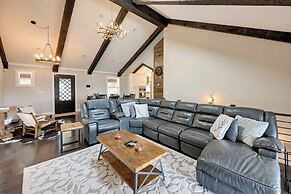 Beautiful Franklin Home w/ Bunkhouse & Hot Tub!