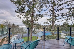 Depoe Bay Townhome w/ Deck & Stunning Ocean Views!
