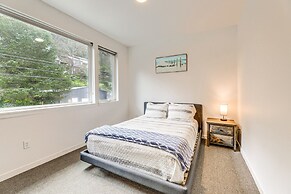 Depoe Bay Townhome w/ Deck & Stunning Ocean Views!