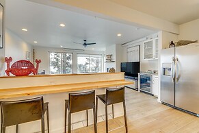 Depoe Bay Townhome w/ Deck & Stunning Ocean Views!