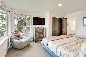 Depoe Bay Townhome w/ Deck & Stunning Ocean Views!