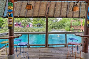 Resort-style Condo With Lake-view Balcony!