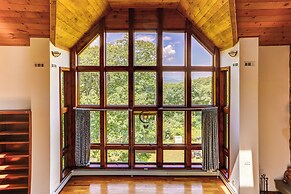 Peaceful Mountian Oasis: Firepit, Hot Tub, Sauna!