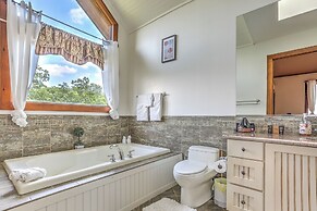 Peaceful Mountian Oasis: Firepit, Hot Tub, Sauna!