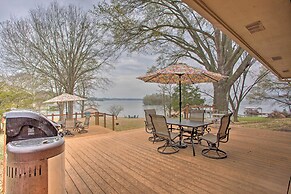 Roomy Texas Lake Retreat w/ Private Boat Ramp