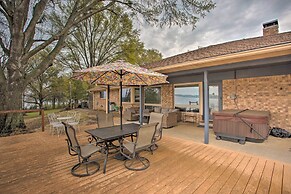 Roomy Texas Lake Retreat w/ Private Boat Ramp