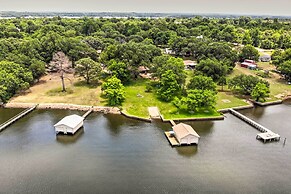 Roomy Texas Lake Retreat w/ Private Boat Ramp