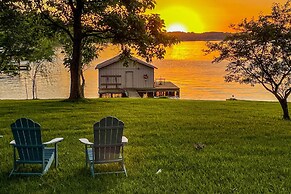 Roomy Texas Lake Retreat w/ Private Boat Ramp
