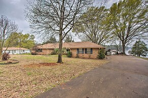 Roomy Texas Lake Retreat w/ Private Boat Ramp
