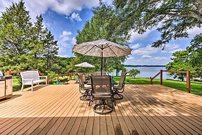 Roomy Texas Lake Retreat w/ Private Boat Ramp