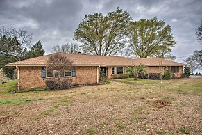 Roomy Texas Lake Retreat w/ Private Boat Ramp